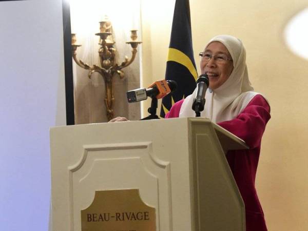 Timbalan Perdana Menteri Datuk Seri Dr Wan Azizah Wan Ismail berucap pada majlis iftar bersama rakyat Malaysia di Geneva, semalam. - Foto Bernama