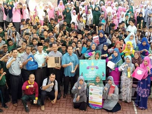 Kemenangan Kamariah diraikan warga guru dan murid SK Gong Balai, hari ini.