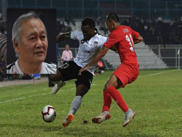 Pemain Terengganu FC (TFC) Tchetche Hermann Kipre (kiri) diasak oleh pemain Petaling Jaya (PJ) City FC Mohd Aizulridzwan Razali (kanan)
pada saingan Liga Super 2019 di Stadium Sultan Ismail Nasiruddin Shah malam tadi.
Separuh masa pertama menyaksikan TFC mendahului PJ City FC dengan jaringan 3-0.- (Gamba kecil:Irfan Bakti) Foto Bernama