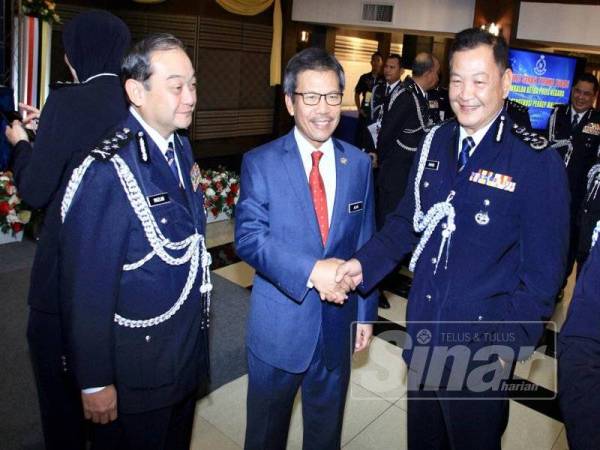 Abdul Hamid (kiri) bersalaman dengan Alwi dengan disaksikan Mazlan selepas selesai Majlis Serah Terima Tugas Timbalan Ketua Polis Negara di MES Pegawai Kanan di Bukit Aman, Kuala Lumpur, hari ini. - Foto Sinar Harian ZAHID IZZANI