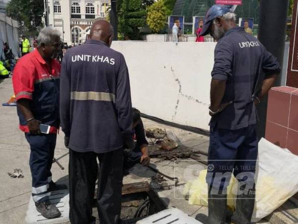 Pihak DBKL melakukan penambahbaikan di tapak bazar hari ini.