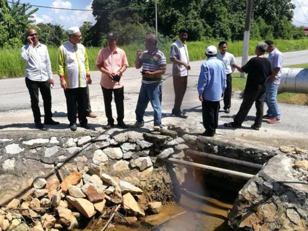 Abdul Yunus (tiga dari kiri) dan Razman(tiga dari kiri) bersama-sama turun padang meninjau permasalahan sistem perparitan sempit di kawasan berhadapan Sekolah Menengah Agama Ehya As-Sharif, Gunong Semanggol hari ini.