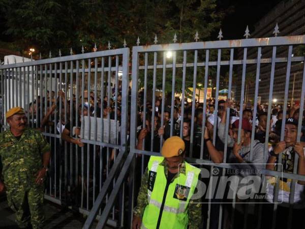 Lebih 200 peminat setia skuad TFC berkumpul di luar pintu masuk utama Stadium Sultan Ismail Nasiruddin Shah, sejurus tamat perlawanan sebagai tanda protes ekoran prestasi memalukan dipamerkan pemain selepas skuad itu tumpas 3-5 kepada pendatang baharu Liga Super, Petaling Jaya City FC (PJ City).