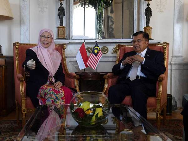 Timbalan Perdana Menteri Datuk Seri Dr Wan Azizah Wan Ismail hari ini mengadakan pertemuan dua hala dengan Naib Presiden Indonesia Mohamed Jusuf Kalla. - Foto Bernama