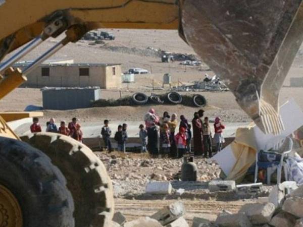 Jentolak Israel memusnahkan pondok kecil milik penduduk kampung Al-Araqib.