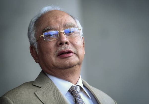 Bekas Perdana Menteri Datuk Seri Najib Tun Razak keluar dari pekarangan Kompleks Mahkamah Kuala Lumpur hari ini, selepas menghadiri prosiding perbicaraan kes yang dihadapinya membabitkan penyelewengan dana SRC International Sdn Bhd berjumlah RM42 juta. - Foto Bernama