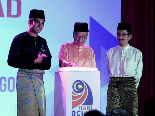 Perdana Menteri Tun Dr Mahathir Mohamad (tengah) merasmikan Hari Belia Negara 2019 bertemakan 'Youth Power' di Universiti Kebangsaan Malaysia hari ini. - Foto Bernama