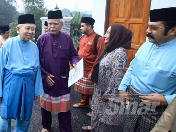 Tengku Razaleigh (kiri) dan Setiausaha Agung Majlis Perundingan Melayu (MPM), Datuk Dr Hasan Mad (dua dari kiri) beramah mesra bersama tetamu yang hadir dalam Majlis Iftar MPM di Wisma MPM, Kuala Lumpur. - FOTO:ZAHID IZZANI 