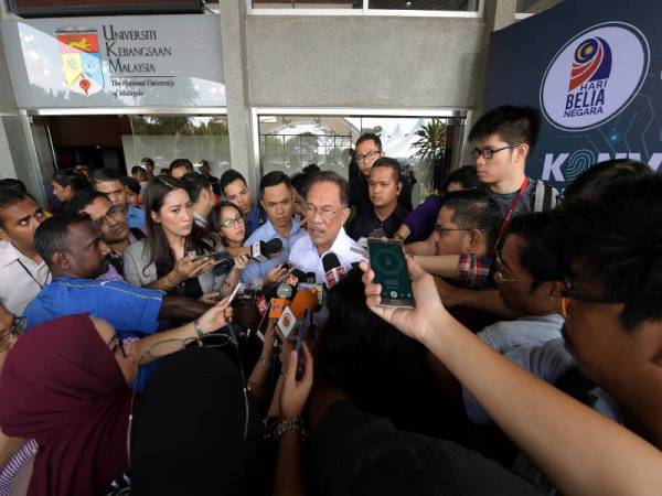 Anwar bercakap kepada pemberita selepas menyampaikan syarahan bertajuk ‘Digital Native Agenda’ di Universiti Kebangsaan Malaysia di sini semalam.- Foto Bernama