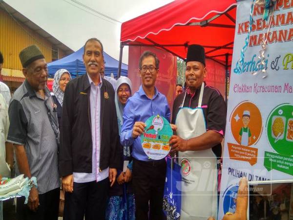 Chee Leong (dua,kanan) dan Rushidi (tiga,kanan) ketika program &#039;walkabout&#039;-bazar Ramadan peringkat negeri di bazar Ramadan Bandar Alor Gajah, petang semalam.