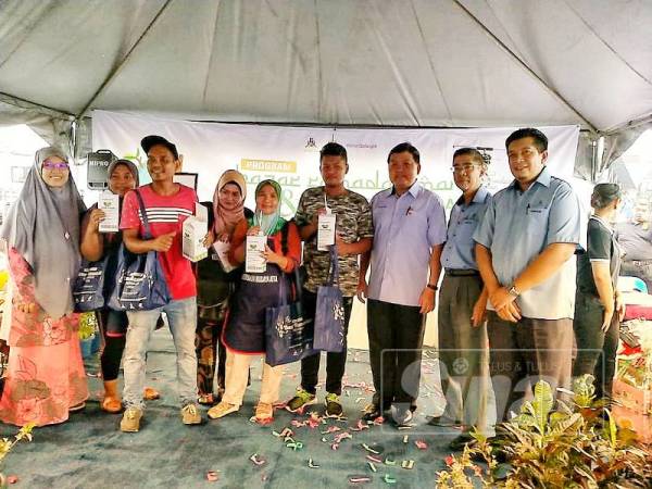 Loy Sian (tiga dari kanan) bersama peniaga minuman bazar Greenwood yang menerima straw biodegradasi menggantikan straw plastik.