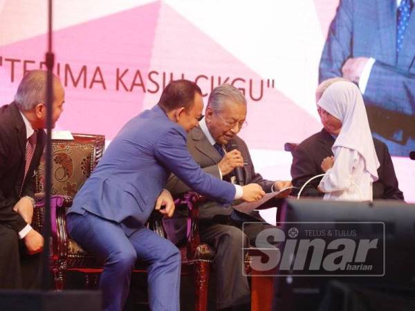 Dr Mahathir tersentuh dan sebak sewaktu mengucapkan &#039;Selamat Hari Guru&#039; di hadapan ribuan guru dan tenaga pengajar ketika menyampaikan ucapan perasmian Hari Guru 2019 Peringkat Kebangsaan ke 48 tadi.
