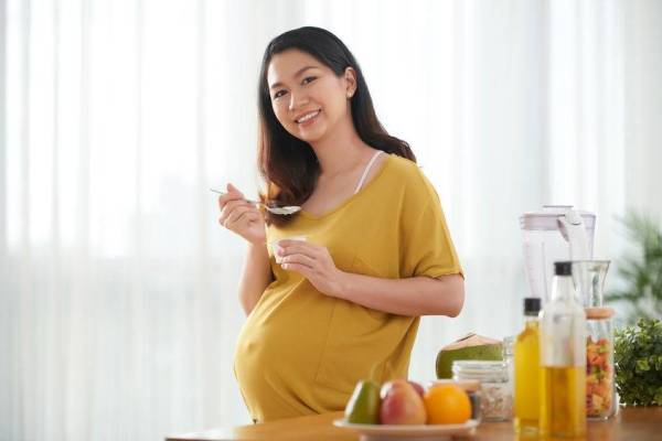 Wanita hamil perlu mengambil makanan sihat untuk diri sendiri dan juga bayi dalam kandungan.