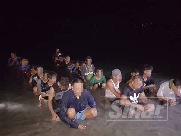 PATI yang ditahan APMM ZMTS selepas cuba memasuki negara ini melalui kawasan yang tidak diwartakan dalam operasi malam semalam.