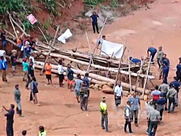 Halangan yang dibina penduduk kampung dibuka bagi membolehkan hasil balak dikeluarkan dari kawasan tersebut.