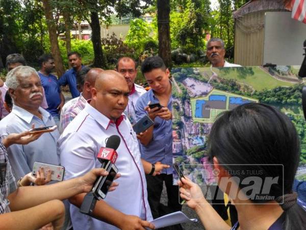 Zaizalnizam menunjukkan lakaran pembangunan di kawasan berkenaan yang dikatakan tidak menganggu ekosistem Taman Bukit Kiara.