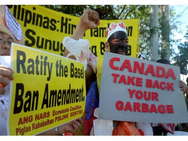 Aktivis alam sekitar Filipina mendesak Kanada mengambil semula sampah yang dihantar ke negara itu beberapa tahun lalu. - Foto AFP