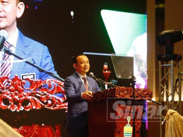 Dr Maszlee Malik ketika menyampaikan ucapan pada majlis sambutan Hari Guru Peringkat Kebangsaan Ke-48 di Pusat Konvensyen Spice Arena, di sini tadi.