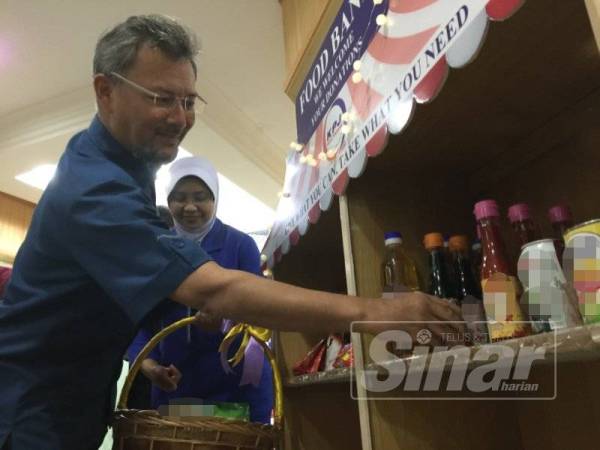 Amiruddin meletakkan makanan di ruangan bank makanan di Hospital Pakar KPJ Johor.