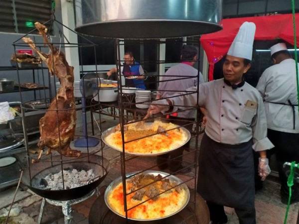 Kambing bakar maghribi enak dinikmati bersama nasi arab.