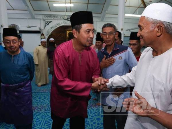 Dr Sahruddin menyantuni rakyat yang hadir sempena Majlis Berbuka Puasa dan Penyerahan Sumbangan Asnaf di Masjid Kampung Parit Medan, Kundang Ulu Tangkak, hari ini.