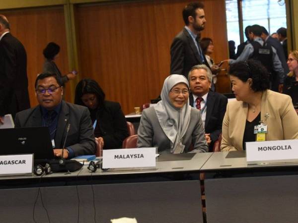 Datuk Seri Dr Wan Azizah Wan Ismail menghadiri Rundingan Meja Bulat Peringkat Menteri bertajuk 'Risk-Informed Investment and Economics of DRR' pada Platform Global Bagi Pengurangan Risiko Bencana (GPDRR) di Pusat Konvesyen Antarabangsa Geneva hari ini. - FOTO BERNAMA