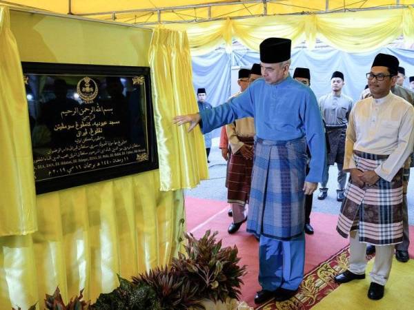 Sultan Perak Sultan Nazrin Shah berkenan merasmikan Masjid Ubudiah Kampung Sumpitan ketika hadir pada majlis merasmikan masjid tersebut dan majlis Berbuka Puasa di Masjid Ubudiah Kampung Sumpitan hari ini. Foto: Bernama