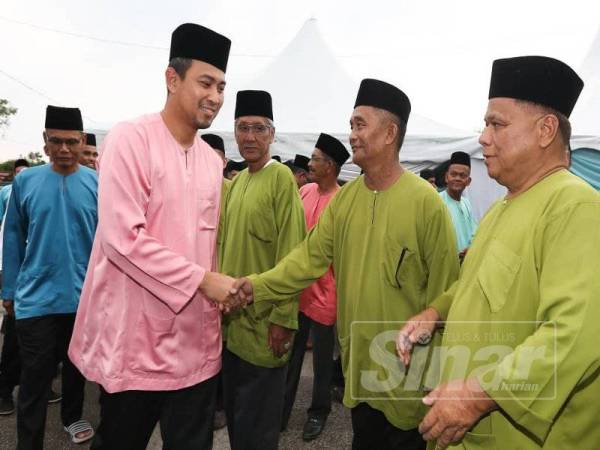 Dr Sahruddin bermesra dengan tetamu yang hadir pada Majlis Berbuka Puasa Serta Penyampaian Sumbangan DUN Bukit Pasir dan Bukit Kepong di Masjid Jamek Panchor kelmarin. 