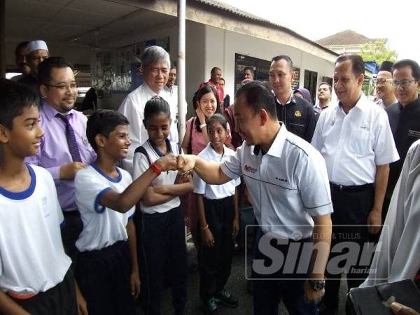 Maszlee bergurau dengan murid SJKT Sungai Ara dalam lawatannya di SJKT Sungai Ara tadi.