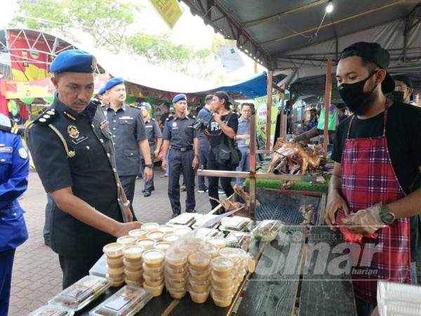 Mohd Suffian beramah mesra bersama peniaga bazar ketika melakukan pemeriksaan di Bazar Ramadan Mahkota Square, di sini, semalam.