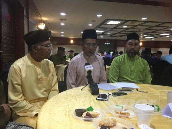 Zulkifli (tengah) ketika berucap pada sidang media berkenaan, malam tadi.