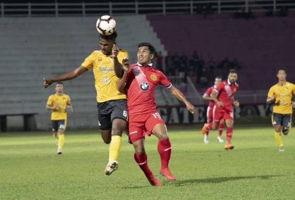 Penyerang Kelantan, Mohd Fauzi Roslan (kanan) sekali lagi menjadi sandaran apabila bertemu Negeri Sembilan pada aksi Liga Premier di Paroi, malam esok.