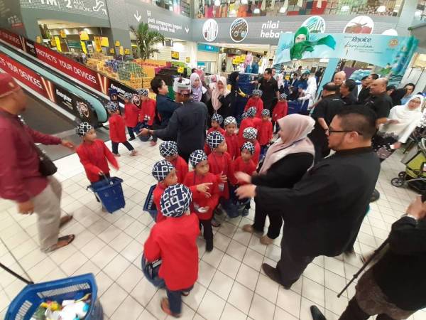 Kakitangan MyIPO meluangkan masa hampir dua jam di pasaraya Mydin Subang Jaya membantu anak-anak asnaf ini memilih pakaian dan kasut untuk dipakai di hari lebaran nanti.