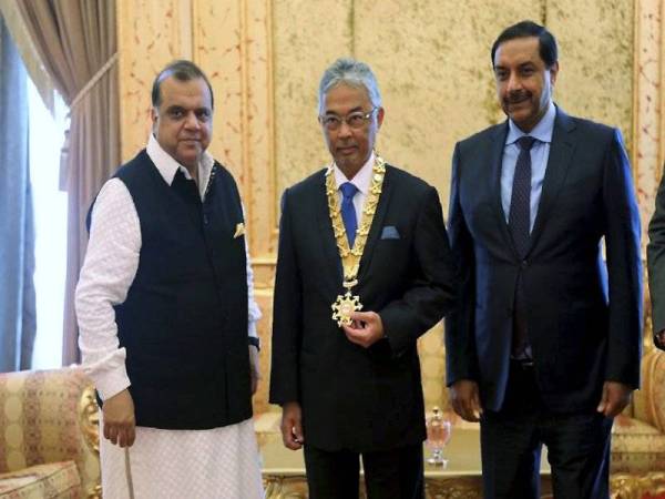 Yang di-Pertuan Agong Al-Sultan Abdullah Ri’ayatuddin Al-Mustafa Billah Shah (tengah) berkenan menerima Anugerah Presiden Persekutuan Hoki Antarabangsa (FIH) yang dipersembahkan oleh Presiden FIH Dr Narinder Dhruv Batra (kiri) di Istana Negara pada 15 Mei lepas. - Foto Bernama