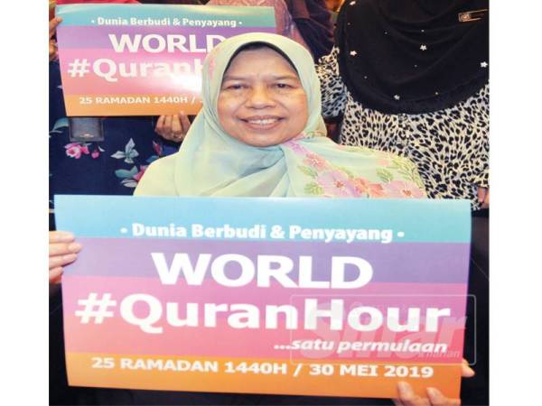 Zuraida memegang plakad World #QuranHour sebagai tanda sokongan kepada program tersebut di Putrajaya baru-baru ini. FOTO ROSLI TALIB 