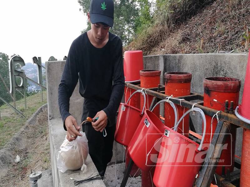 Muhammad Azwan akan berada seawal jam 6.30 petang di Bukit Pak Apil untuk menyediakan peralatan meletupkan bedil.