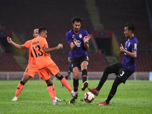 Pemain pasukan Johor Darul Takzim (JDT) Diogo Luis Santo (tengah) dan Adam Nor Azlin (kanan) cuba mengawal bola dari pemain pasukan PKNS FC Surendran Ravindran (kiri) pada perlawanan Liga Super 2019 antara pasukan PKNS FC bertemu pasukan JDT di Stadium Shah Alam, malam tadi. - Foto Bernama