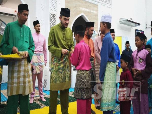 Tengku Amir Shah menyampaikan sumbangan YIDE kepada anak yatim di Masjid Taman Padu Permai di sini hari ini.