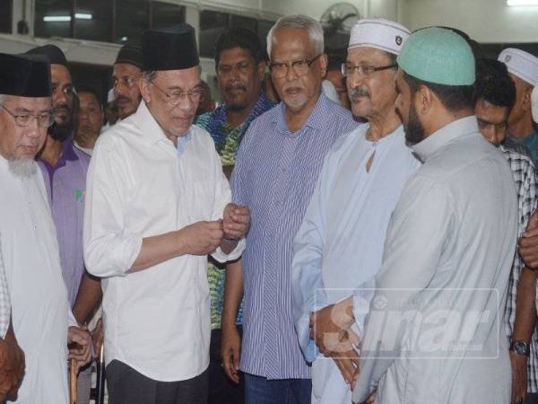 Presiden PKR, Datuk Seri Anwar Ibrahim ketika hadir memberikan penghormatan terakhir kepada Allahyarham SM Mohamed Idris.