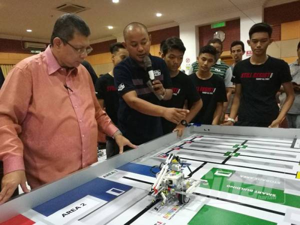 Saifuddin diberikan taklumat berhubung teknologi robotik yang dihasilkan pelajar sebuah sekolah di Indera Mahkota pada pertandingan yang diadakan sempena Persidangan Majlis Perundingan Indera Mahkota di sini hari ini.