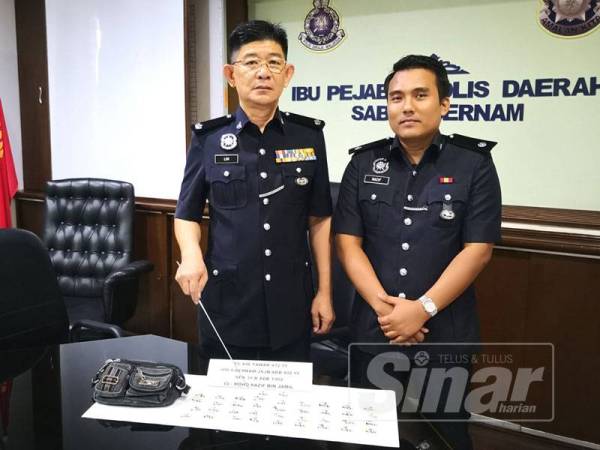 Chee Khoon (kiri) bersama pegawainya menunjukkan barangan dirampas pada sidang media di IPD Sabak Bernam di sini.