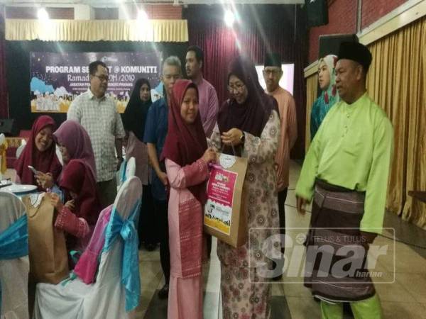 Fuziah menyampaikan sumbanga kepada Anak Yatim Permata Insyirah.