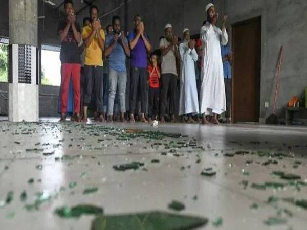 Serpihan kaca bertaburan di ruang solat masjid yang menjadi sasaran rusuhan ganas di Sri Lanka pada minggu lalu.