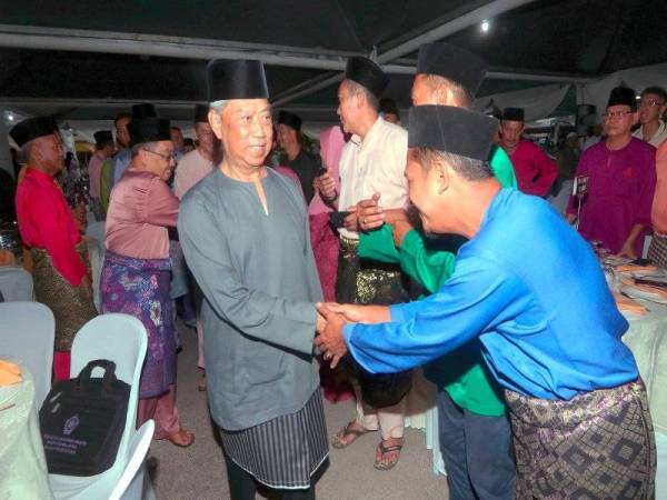 Muhyiddin bersalaman dengan para tetamu ketika hadir pada Program Penerapan Nilai-Nilai Murni di Masjid Datuk Haji Abdul Ghani Sagil hari ini. - Foto Bernama
