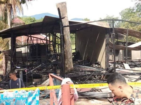 Kuarters binaan kayu itu hangus terbakar dalam kejadian kira-kira jam 3 petang di Taman Wangi.