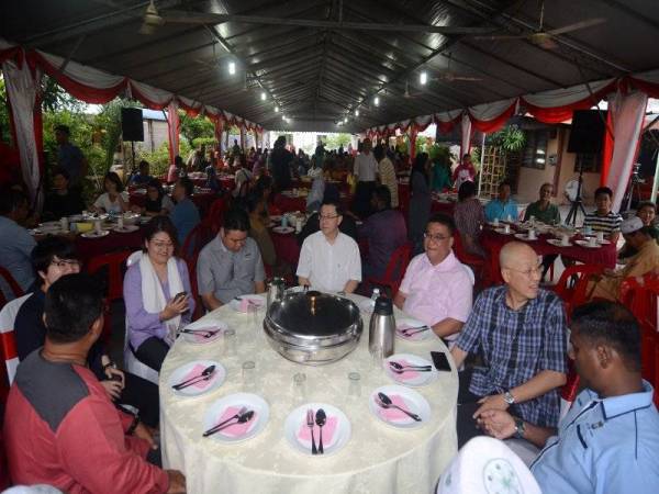 Guan Eng (tengah) menghadiri Majlis Berbuka Puasa Majlis Pengurusan Komuniti Kampung (MPKK) Kadun Air Itam hari ini. -Foto Bernama