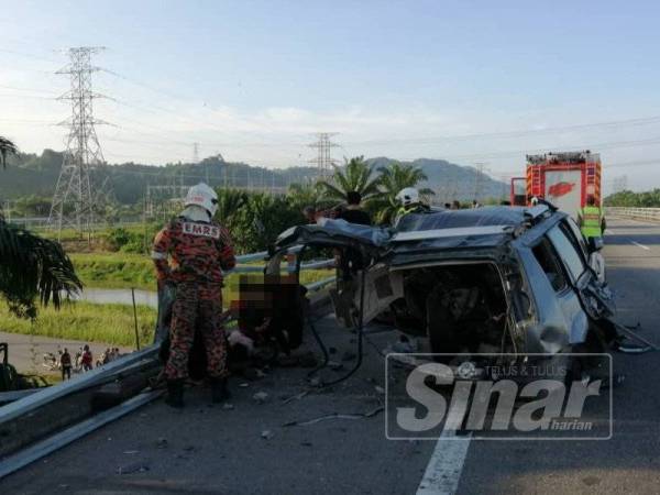 Anggota bomba menyelamatkan mangsa di lokasi kejadian di KM190 Lebuhraya Utara Selatan arah Selatan berhampiran Simpang Empat Semanggol, pagi tadi.
