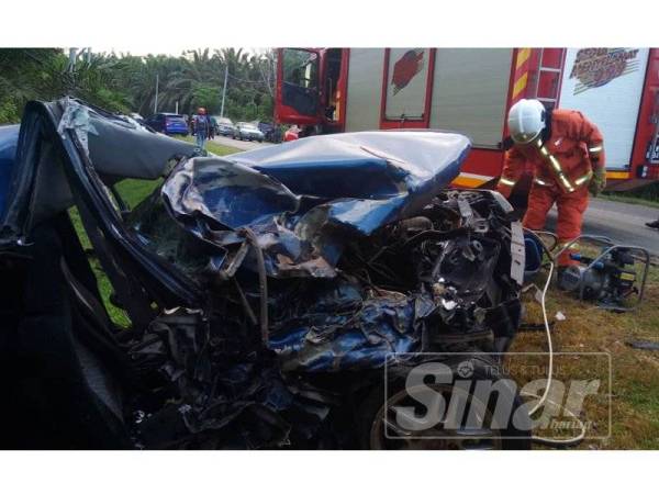 Anggota bomba menyelamatkan mangsa di lokasi kejadian, petang semalam.
Attachments area
