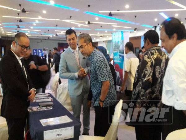 Musa (tiga dari kiri) melawat tapak pameran selepas merasmikan sesi dialog bersama pemain industri pelancongan Malaysia-Singapura di Lotus Desaru Beach Resort and Spa kelmarin.
