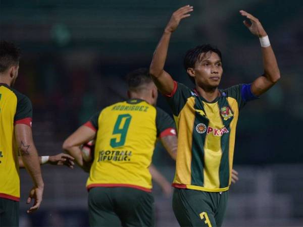 Jaringan penyamaan Baddrol berjaya menyemarakkan semangat Lang Merah untuk bangkit mengatasi Melaka United di Stadium Darul Aman semalam. - FOTO MOHD ASYRAF